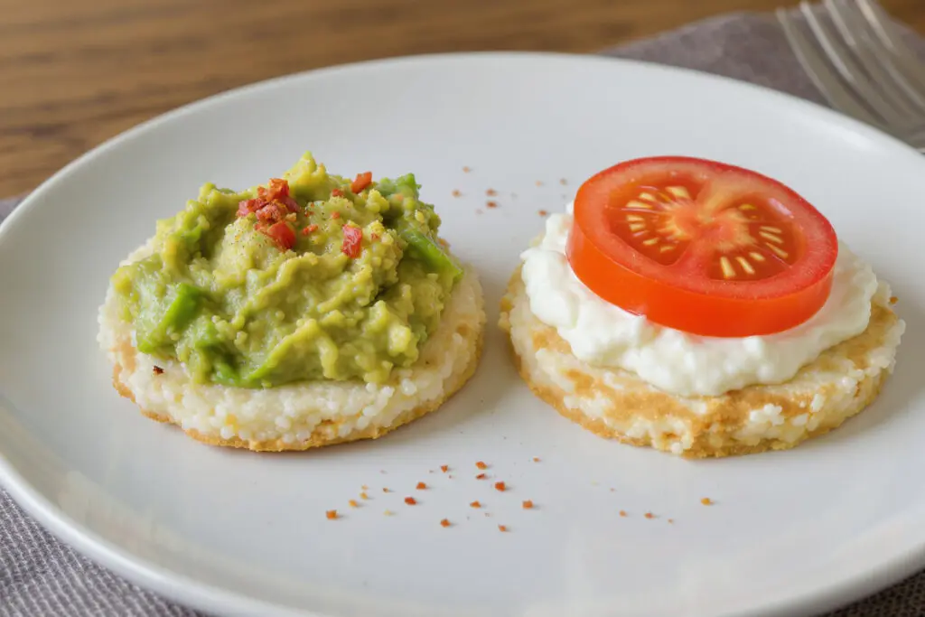 rice cakes with healthy high-protein toppings like avocado and cottage cheese showing them as a low-calorie base for a satisfying snack